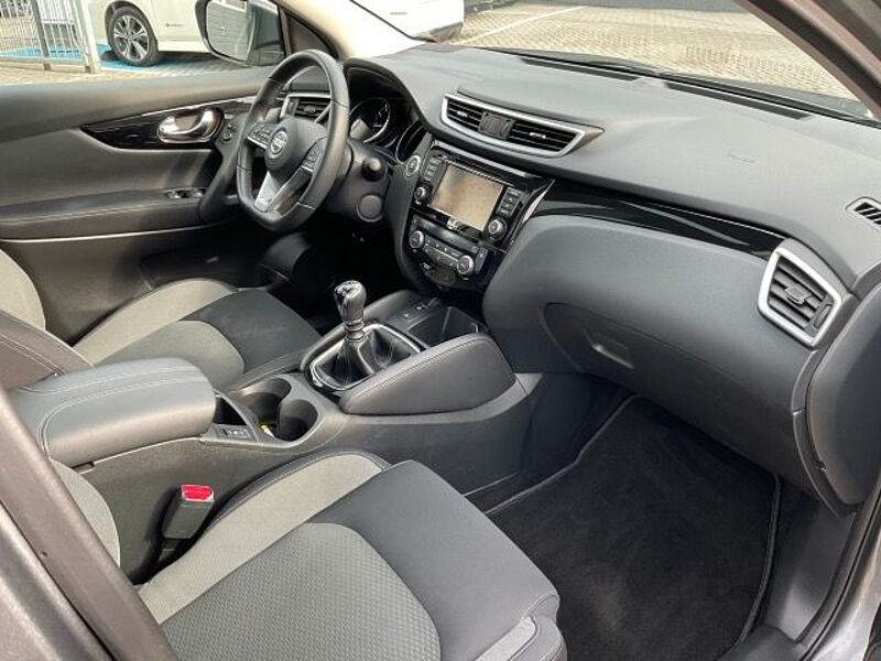 Nissan Qashqai 1.3DIG-T N-Connecta Zama Navi AVM SH PGD 1.H