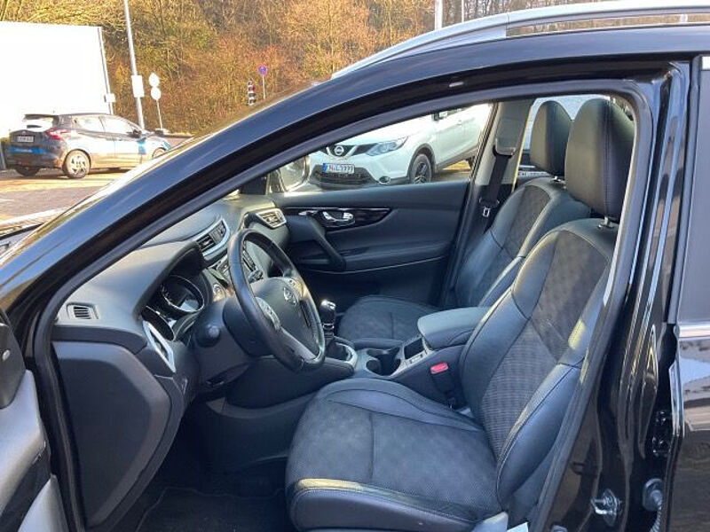 Nissan Qashqai 1.2 DIG-T Tekna Navi PGD Safety AVM 19'